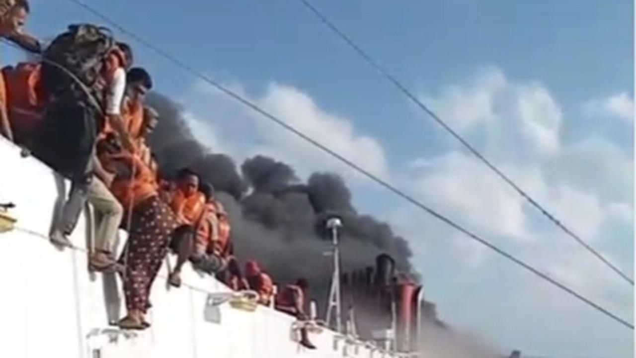 KMP Mutiara Sentosa 2 Terbakar Hebat, Penumpang Nekat Terjun ke Laut Madura
