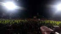 Suporter PSM bertindak rusuh usai pertandingan kontra Bali United di Stadion Andi Mattalatta, Makassar, Senin (6/11/2017). (Bola.com/Abdi Satria)