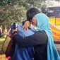 Pelukan Soimah (45), ke AM (16), putra sulungnya saat akan berangkat mengenyam pendidikan ke Ponpes Gontor 1 Ponorogo Jatim (Dok. Pribadi Soimah / Nefri Inge)