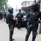 Suasana saat Densus 88 Antiteror Mabes Polri saat penangkapan terduga teroris di Jalan Gempol Raya, Kunciran Indah, Tangerang, Banten, Rabu (16/5). Petugas berhasil menangkap empat terduga teroris. (DEMY SANJAYA/AFP)