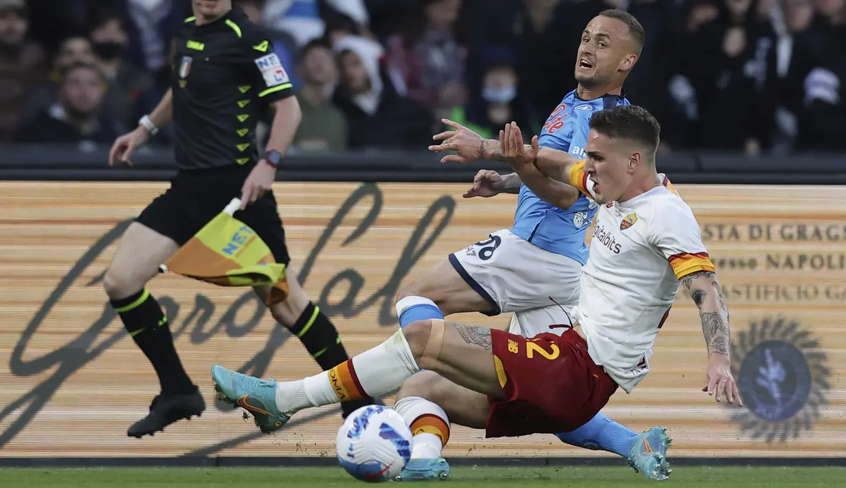 Gelandang Napoli Stanislav Lobotk berebut bola dengan gelandang AS Roma Nicolo Zaniolo dalam giornata ke-33 Liga Italia di Stadio Diego Armando Maradona, Selasa (19/4/2022) dini hari WIB. Laga Napoli kontra AS Roma berakhir imbang 1-1. (Alfredo Falcone/LaPresse via AP)