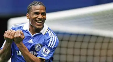 Chelsea&#039;s French midfielder Florent Malouda celebrates scoring a goal during the Premier League football match between Chelsea and Fulham at Stamford Bridge, West London, England, on May 2, 2009. AFP PHOTO/Glyn Kirk.