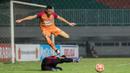 Striker Borneo FC, Pedro Javier, lompat menghindari kiper PS TNI, Teguh Amiruddin. Meski berstatus sebagai tamu namun Borneo FC bermain lebih menyerang dibanding PS TNI. (Bola.com/Vitalis Yogi Trisna)