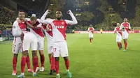 Para pemain Monaco merayakan gol ketiga ke gawang Dortmund pada laga leg pertama perempatfinal Liga Champions di Stadion Signal Iduna Park, Dortmund,  (12/4/2017). Dortmund kalah 2-3.  (Bernd Thissen/dpa via AP)