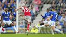 Pemain Arsenal, Oleksandr Zinchenko, melepaskan tendangan saat melawan Everton pada laga Liga Inggris di Stadion Goodison Park, Minggu (17/09/2023). Arsenal menang dengan skor 1-0. (AP Photo/Jon Super)