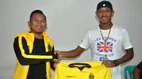 Pelatih-manajer Celebest FC, Rudy Eka Priyambada, dengan salah satu pemain baru Celebest FC, Rocky Gunawan Murni (kanan), (Bola.com/Robby Firly)