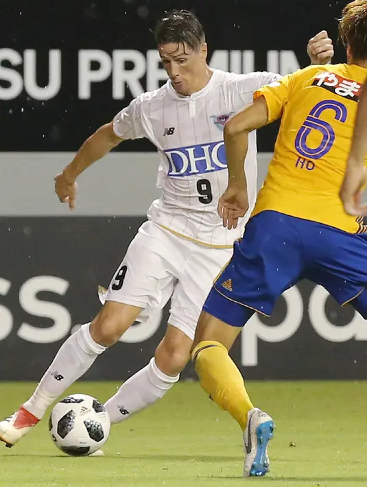 Penyerang Sagan Tosum Fernando Torres berusaha melewati pemain Vegalta Sendai saat bertanding pada J-League di Tosu, prefektur Saga, Jepang, (22/7). ). Sagan Tosum menyerah 1-0 oleh  Vegalta Sendai. (AFP Photo/Jiji Press)