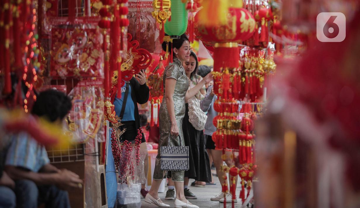 Jelang perayaan Imlek, kawasan Perniagaan Glodok mulai dipadati warga keturunan Tionghoa yang mencari perlengkapan Imlek. (Liputan6.com/Angga Yuniar)