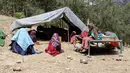 Penduduk desa duduk di luar tenda setelah rumah mereka rusak akibat gempa bumi di Distrik Spera, bagian barat daya Provinsi Khost, Afghanistan, 22 Juni 2022. Pejabat Taliban mengaku negaranya kesulitan sebab masih terkena sanksi. (AP Photo)