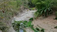 Sungai mengering pada musim kemarau panjang dan kondisi kekeringan ekstrem. ( Foto: Liputan6.com/Muhamad Ridlo).