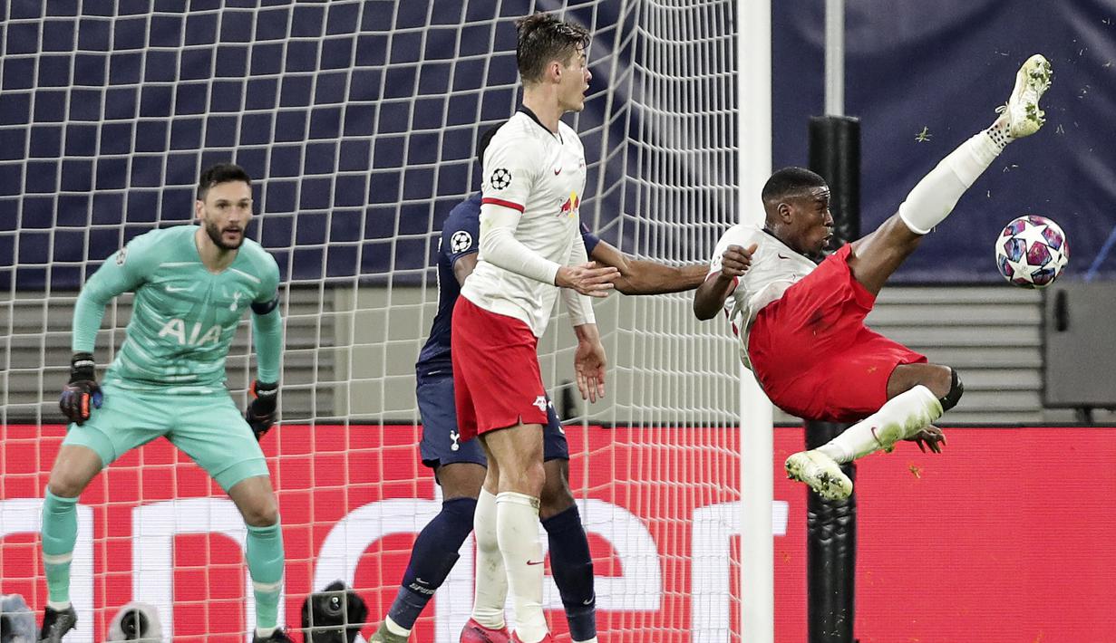 Pemain RB Leipzig, Nordi Mukiele, melepaskan tendangan saat melawan Tottenham Hotspur pada laga liga Champions di Red Bull Arena, Selasa (10/3/2020). RB Leipzig menang dengan skor 3-0. (AP/Michael Sohn)