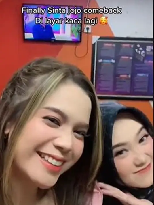 Sinta dan Jojo akhirnya melakukan reuni saat diundang di sebuah acara talkshow salah satu televisi swasta Tanah Air. Mereka tampak saling melepas rindu dan mengabadikan kebersamaannya di Instagram masing-masing. Warganet yang dulu sempat melihat keviralan mereka pun ikut bahagia melihat keduanya bisa bertemu lagi. (Liputan6.com/TikTok/@sintapetite)