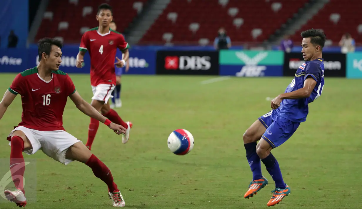 Bek timnas Indonesia U-23, Hansamu Yama Pranata (kiri) mencoba menghadang Chanathip Songkrasin (Thailand) di semifinal sepak bola SEA Games ke-28 di National Stadium Singapore, Sabtu (13/6/2015). Indonesia kalah 0-5. (Liputan6.com/Helmi Fithriansyah)