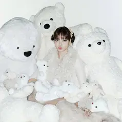 Intip gaya Lisa BLACKPINK rayakan ulang tahun ke-29. [@lalalalisa_m].