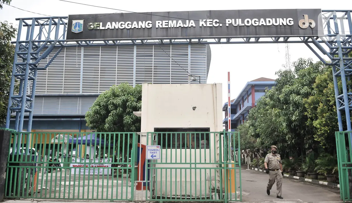 Suasana posko karantina pemudik di Gelanggang Remaja Pulogadung, Jakarta, Kamis (28/5/2020). Posko Karantina ini difasilitasi sebanyak 200 ranjang tidur di lantai 1 dan 2 gedung olahraga tersebut serta dijaga petugas gabungan dari Dinas Kesehatan dan Satpol PP. (merdeka.com/Iqbal S. Nugroho)