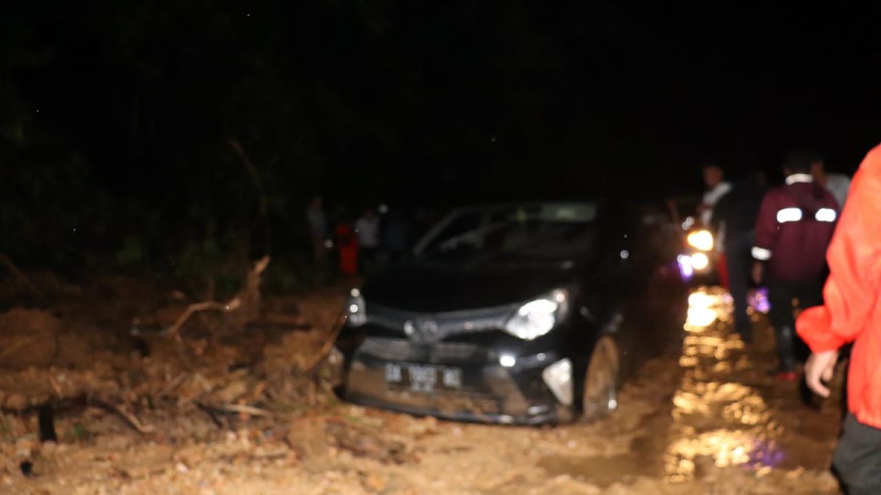 Longsor di jalur Padang - Solok, Jumat (24/9/2021). (Liputan6.com/ BPBD Padang)