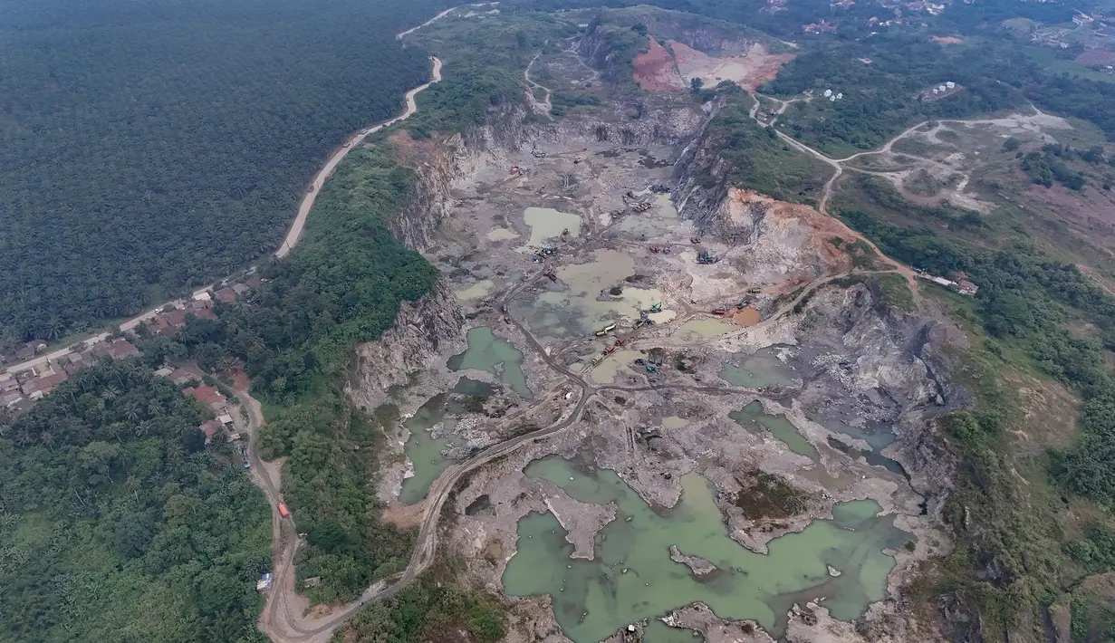 Untuk diketahui, tambang galian C itu mencakup pertambangan yang tidak memerlukan teknologi tinggi seperti pasir, kerikil, batu kapur, tanah liat, marmer, andesit, kaolin, batu apung, pasir besi, hingga trass. (merdeka.com/Arie Basuki)