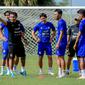 Asisten pelatih Arema FC, Kuncoro memberikan instruksi kepada para pemain dalam sebuah sesi latihan. (Bola.com/Iwan Setiawan)