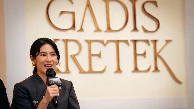 Dian Sastrowardoyo dalam konferensi pers serial Gadis Kretek, Rabu (1/11/2023). (Foto: Netflix)
