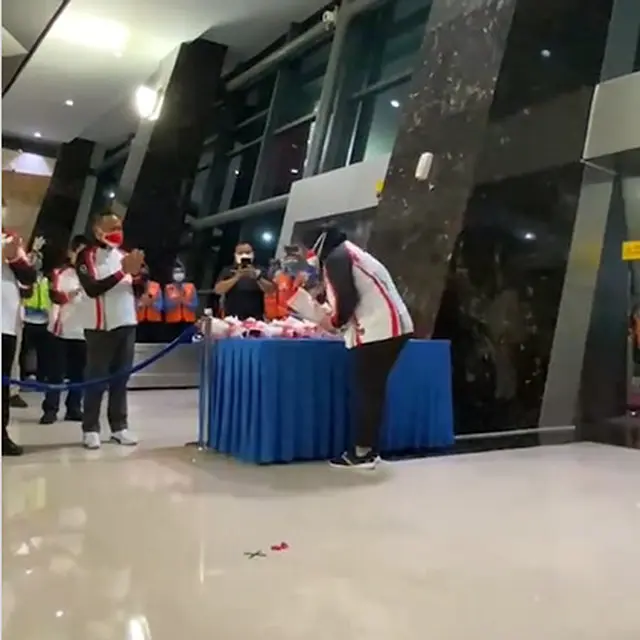 6 Momen Penyambutan Kloter Terakhir Tim Indonesia di Bandara, Riuh Teriakan Bangga