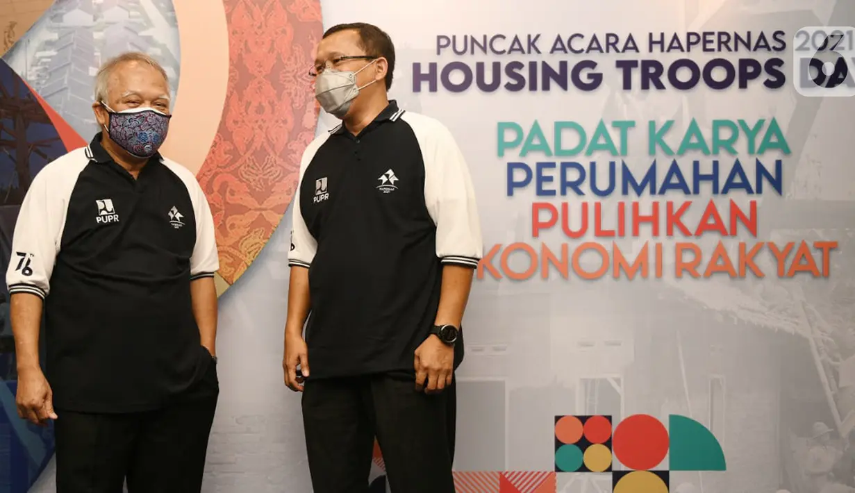 Menteri PUPR, Basuki Hadimuljono berbincang dengan Direktur Utama PT Bank Tabungan Negara (Persero) Tbk Haru Koesmahargyo pada puncak perayaan Hari Perumahan  Nasional di Jakarta, Rabu (25/8/2021). Selama Hapernas digelar, Bank BTN berhasil  mencatatkan 7.500 akad KPR. (Liputan6.com/HO/Satria)