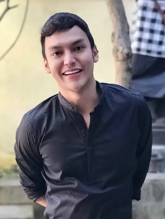 Pria yang diketahui tinggal di Bali ini juga disebutkan sebagai CEO Raja Khayangan Group, perusahaan yang bergerak di bidang kecantikan. (Liputan6.com/IG/@tyoab_)
