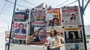 Foto mantan Presiden Peru Alejandro Toledo menjadi headline surat kabar di Lima, 10 Februari 2017. Pemerintah Peru menawarkan hadiah hampir Rp400 juta bagi yang dapat menangkap atau memberikan informasi keberadaan Alejandro Toledo. (ERNESTO BENAVIDES/AFP)