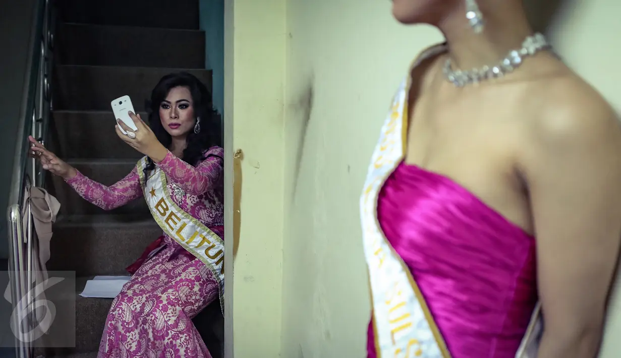 Miss waria dari Belitung, Sefty Castanyo berselfie sebelum tampil pada malam pemilihan Miss Waria 2016 di Bulungan, Jakarta, (11/11). Kecantikannya berbeda dari sisi identitas gender dan orientasi seksualnya. (Liputan6.com/Fery Pradolo)