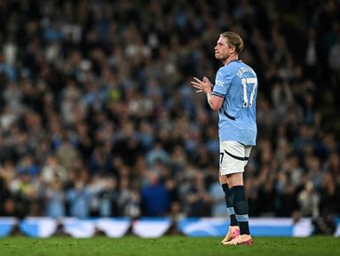 Gelandang Manchester City, Kevin De Bruyne melambaikan tangan kepada para pendukung saat ia meninggalkan lapangan di akhir pertandingan terakhirnya bersama The Citizens selama pertandingan sepak bola Liga Premier Inggris 2024/2025 melawan Bournemouth di Stadion Etihad, Manchester, Inggris, pada 20 Mei 2025. (Paul ELLIS/AFP)