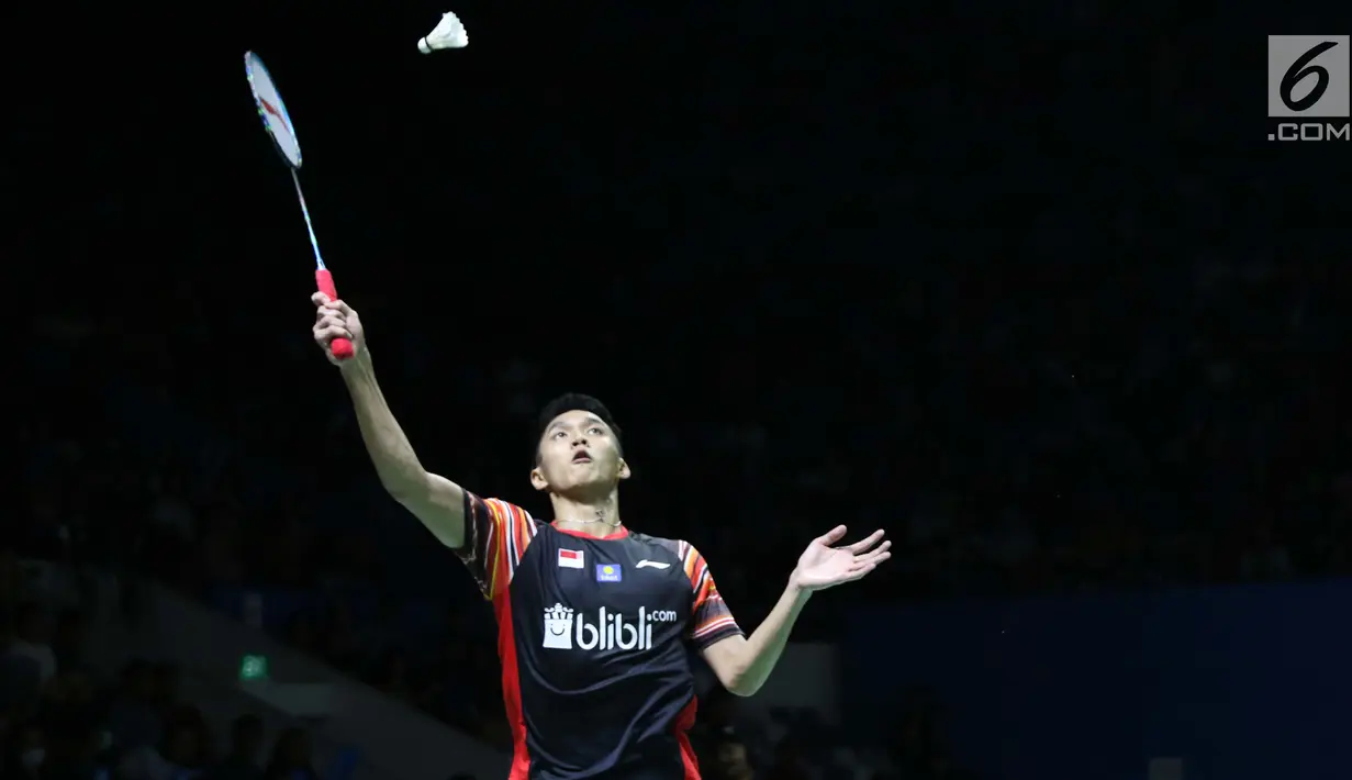 Pebulu tangkis tunggal putra Indonesia, Jonatan Christie berusaha mengembalikan kok ke arah Hans Kristian Solberg Vittinghus (Denmark) di babak 16 besar Indonesia Open 2019 di Istora Senayan, Jakarta, Kamis (18/7/2019). Jonatan unggul 22-20, 21-13. (Liputan6.com/Helmi Fithriansyah)