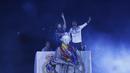 Pemain Real Madrid, Sergio Ramos dan Marcelo memberi salam kepada suporter di monumen Cibeles saat merayakan keberhasilan mereka menjuarai La Liga Spanyoll (22/05/2017). Real Madrid meraih juara La Liga untuk ke-33 kalinya. (AP/Francisco Seco)