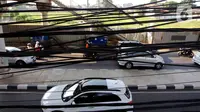 Yang terbaru di Jalan KS Tubun Slipi, Jakarta Barat seorang pengemudi ojek online meninggal dunia karena terjerat kabel menjuntai. (Liputan6.com/Johan Tallo)