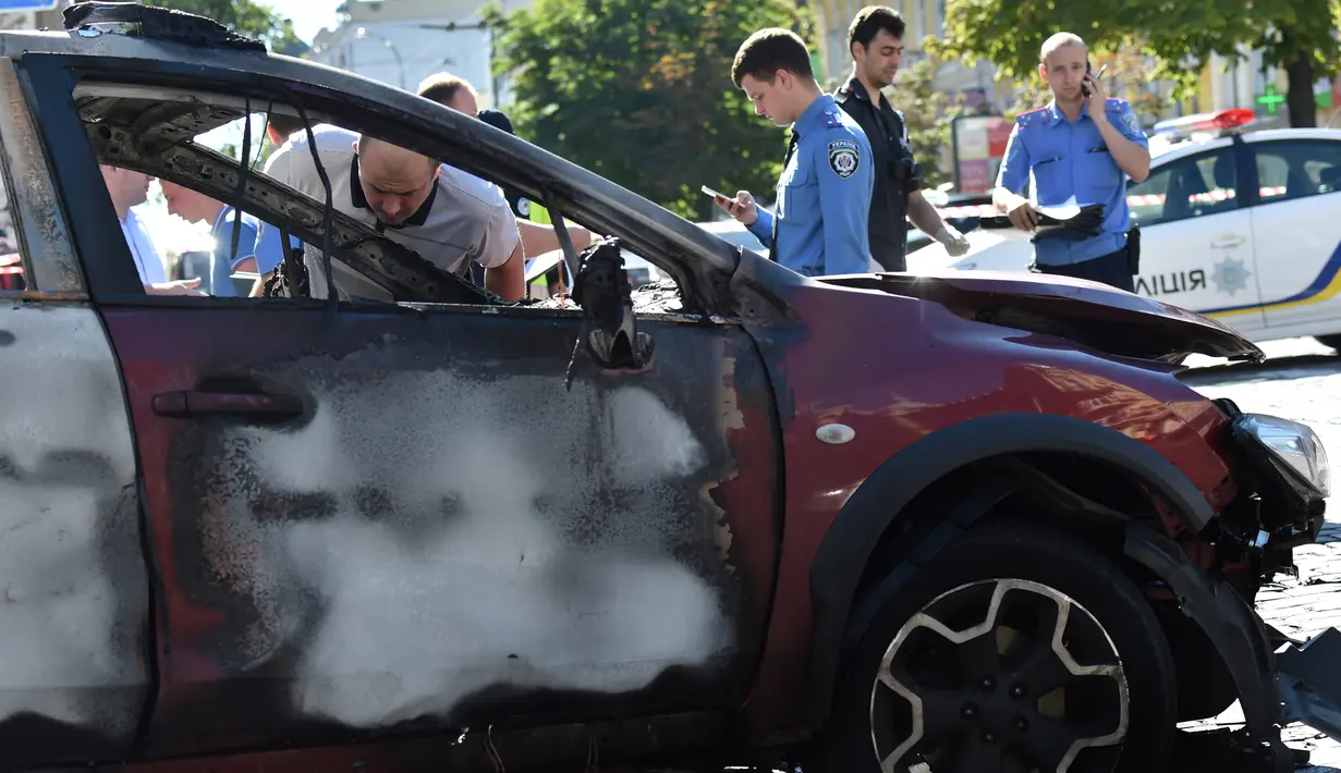 Kondisi bangkai mobil yang ditumpangi jurnalis investigasi ternama, Pavel Sheremet, yang tewas di Kiev, Rabu (20/7). Jurnalis Ukrayina Pravda itu sedang mengendarai mobil ke tempat kerja ketika mobil tersebut meledak (Sergei SUPINSKY/AFP)