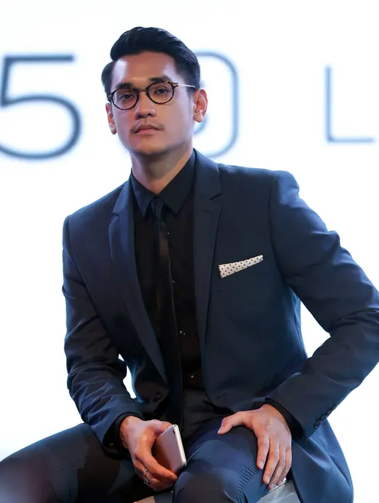 Saking seringnya melakukan selfie, belasan ribu foto tersimpan dalam galeri fotonya. Apalagi, pelantun lagu Terima Kasih Cinta itu tergolong jarang menghapus koleksinya. Ditambah lagi, ia suka melihat foto-foto lama. (Deki Prayoga/Bintang.com)