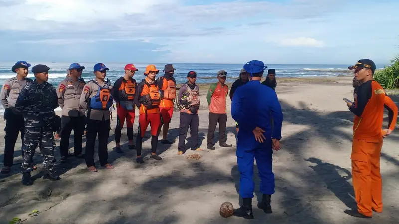 Tim gabungan pencarian santri terseret pantai Manalusu, Garut, Jawa Barat yang dipimpin Kasat Polair Polres Garut Akp Anang Sonjaya, dalam apel sebelum pencarian. (Liputan6.com/Jayadi Supriadin)