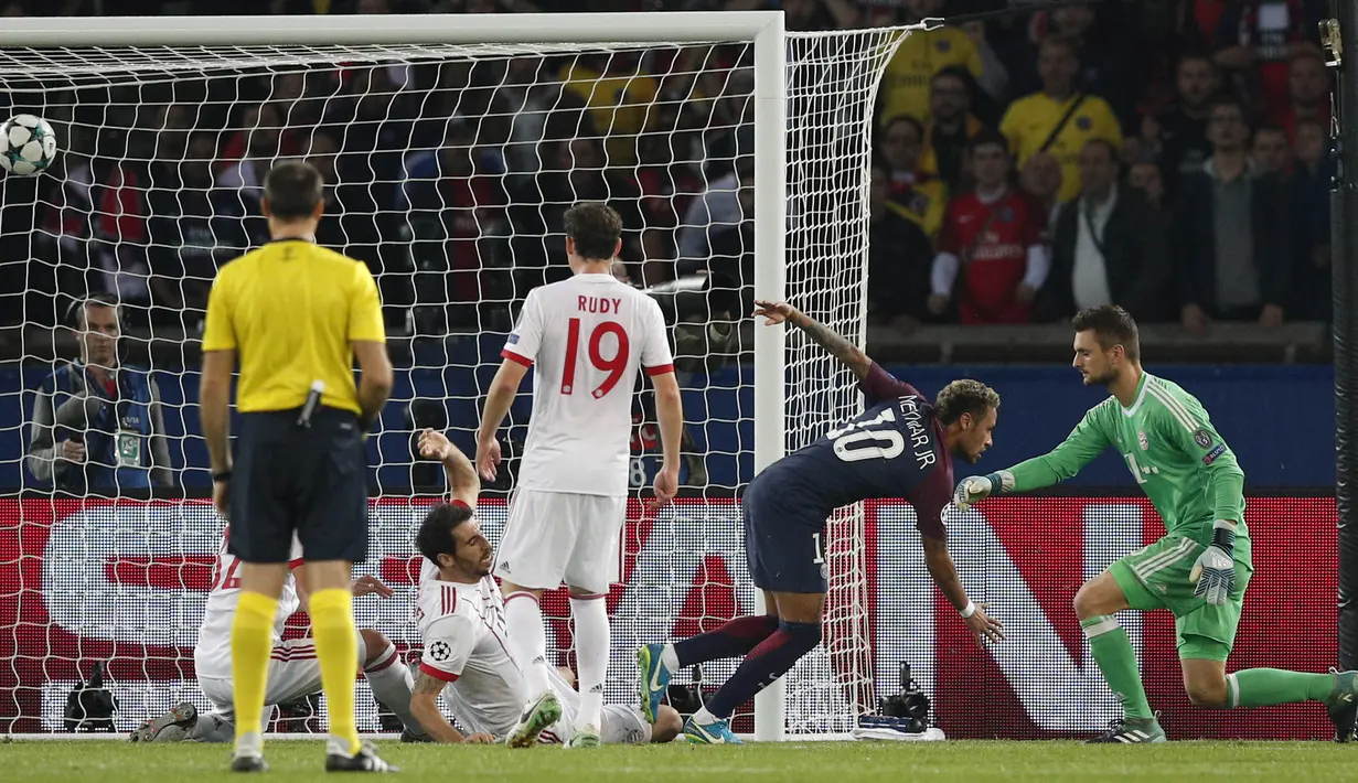 Striker PSG, Neymar, mencetak gol ke gawang Bayern Munchen pada laga Liga Champions di Stadion Parc des Princes, Kamis, Rabu (27/9/2017). PSG menang 3-0 atas Bayern Munchen. (AP/Christophe Ena)