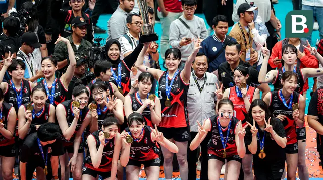 Para pemain Red Sparks berfoto setelah memenangkan laga Fun Volleyball 2024 dengan skor 3-2 atas Indonesia All Stars di Indonesia Arena, Jakarta, Sabtu (20/4/2024) malam WIB. (Bola.com/Bagaskara Lazuardi)