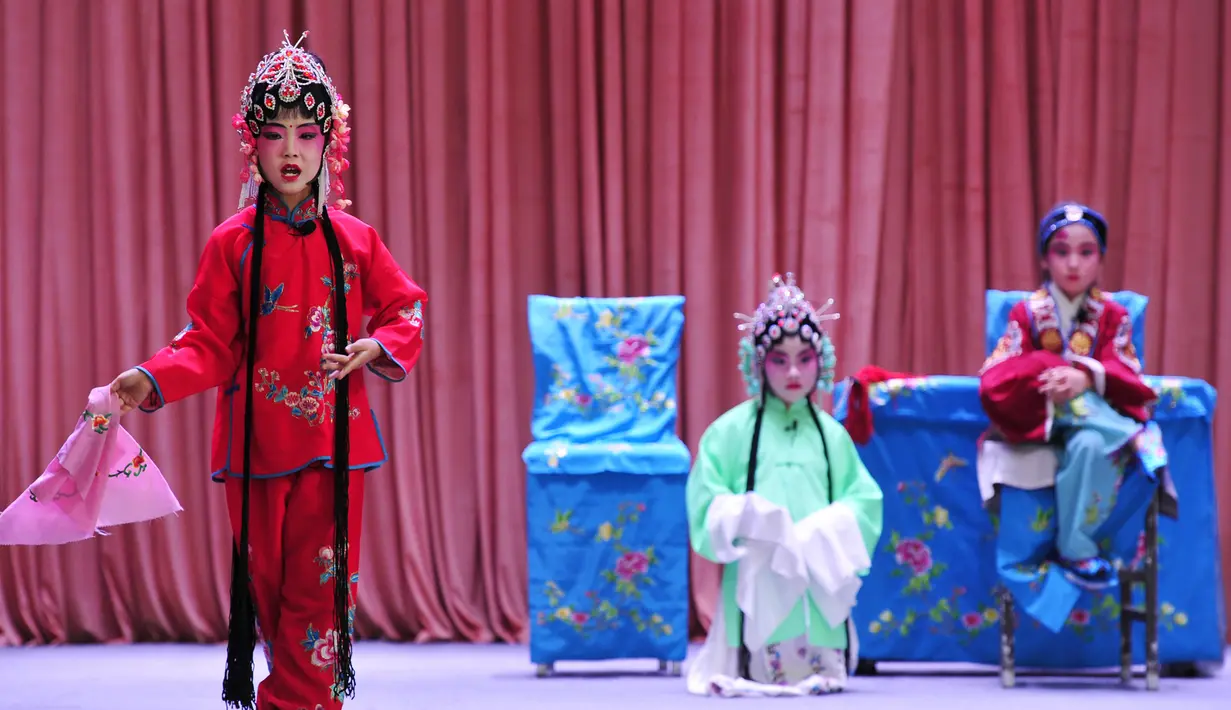 Anak-anak menampilkan Opera Hahaqiang di Mumendian, Qingxian, Provinsi Hebei, China, 27 Agustus 2020. Beberapa anak menghabiskan liburan musim panas mereka dengan mempelajari Opera Hahaqiang, sebuah opera lokal di beberapa bagian Provinsi Hebei dan Shandong.(Xinhua/Mu Yu)