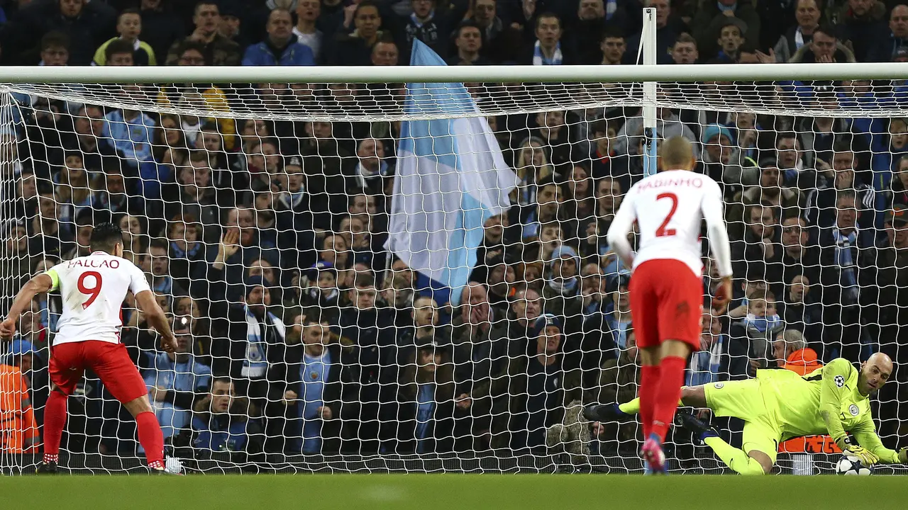 Kiper Manchester City Willy Caballero (kanan) menghentikan penalti Radamel Falcao pada leg pertama babak 16 besar Liga Champions, Rabu (22/2/2017) dinihari WIB. 