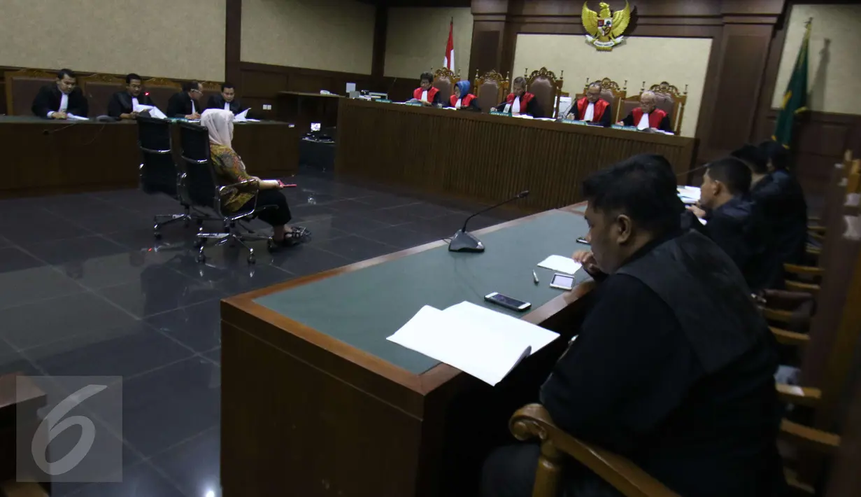 Mantan Menkes Siti Fadilah Supari mendengarkan pembacaan dakwaan oleh JPU di Pengadilan Tipikor, Jakarta, Senin (6/2). Sebelumnya, Siti ditetapkan sebagai tersangka oleh KPK dan telah ditahan sejak 24 Oktober 2016. (Liputan6.com/Helmi Afandi)