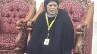 Penggunting kain Kiswah Kabah Nur Jannah Amin Sadjo. (KJRI Jeddah)