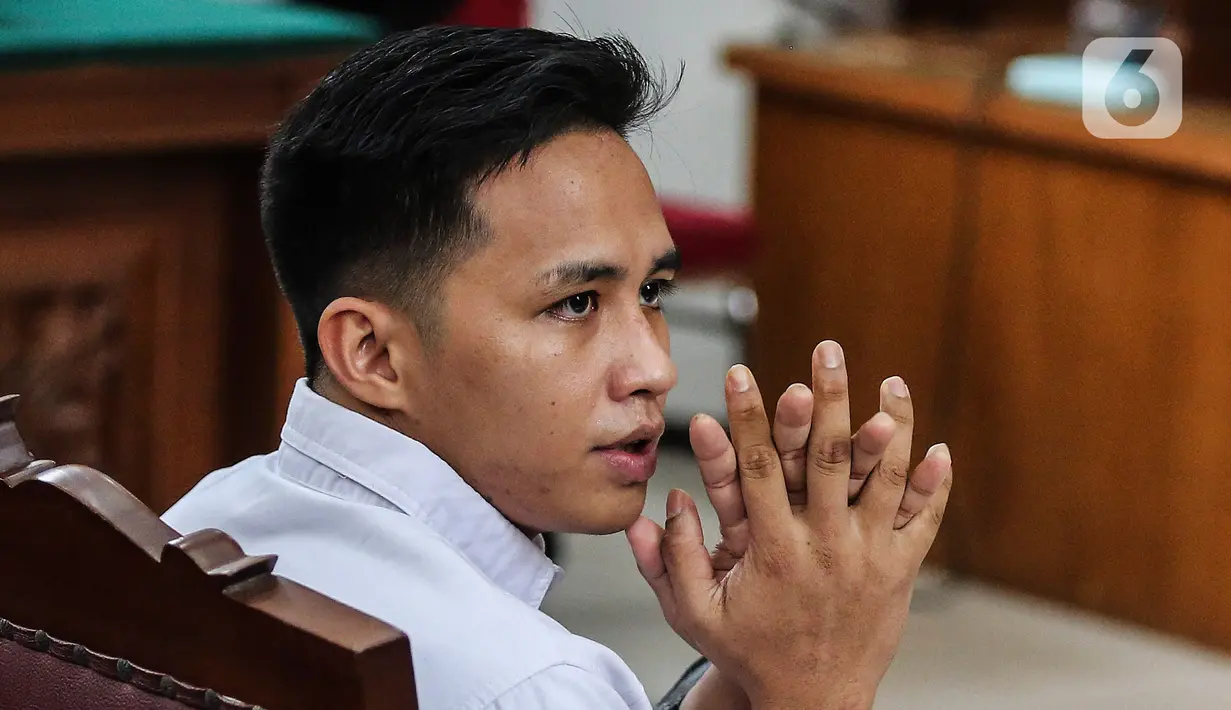 Terdakwa Richard Eliezer Pudihang Lumiu bersiap menjalani sidang dengan agenda pembacaan vonis oleh Majelis Hakim dalam kasus pembunuhan Brigadir Yosua Hutabarat di Pengadilan Negeri Jakarta Selatan, Rabu (15/2/2023). Eliezer merupakan ajudan dari istri Ferdy Sambo yang telah mengabdi sejak 2013. Saat itu, Ferdy Sambo masih menjabat sebagai Kapolres Brebes. Eliezer sendiri, bertugas di Brebes sebagai Satlantas Polres Brebes. (Liputan6.com/Johan Tallo)