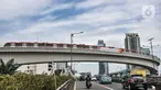 Rangkaian LRT Jabodebek uji beban di Jembatan Bentang Panjang kawasan Kuningan-Jalan Gatot Subroto, Jakarta Selatan, Kamis (24/2/2022). Uji beban untuk memastikan kekuatan dan mendapatkan sertifikat layak fungsi sebelum LRT Jabodebek beroperasi pada Agustus mendatang. (merdeka.com/Iqbal S. Nugroho)