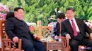 Pemimpin Korea Utara Kim Jong-un bertemu dengan Presiden China Xi Jinping di Dalian, Selasa (8/5). Kunjungan ini dilakukan di tengah perbaikan keadaan di semenanjung Korea. (Korean Central News Agency/Korea News Service via AP)