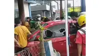 Mobil merah dirusak warga diduga karena tabrak lari (Liputan6.com/Fauzan)