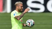 Dani Alves di sesi latihan bersama Brasil di Piala Dunia (VANDERLEI ALMEIDA / AFP)