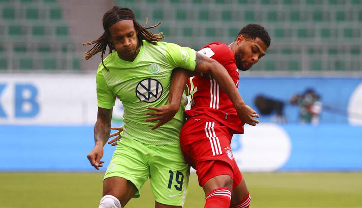 Pemain Bayern Munchen, Serge Gnabry, berebut bola dengan pemain Wolfsburg, Kevin Mbabu, pada laga Bundesliga di Volkswagen Arena, Sabtu (27/6/2020). Bayern menang dengan skor 4-0. (AP/Kai Pfaffenbach)