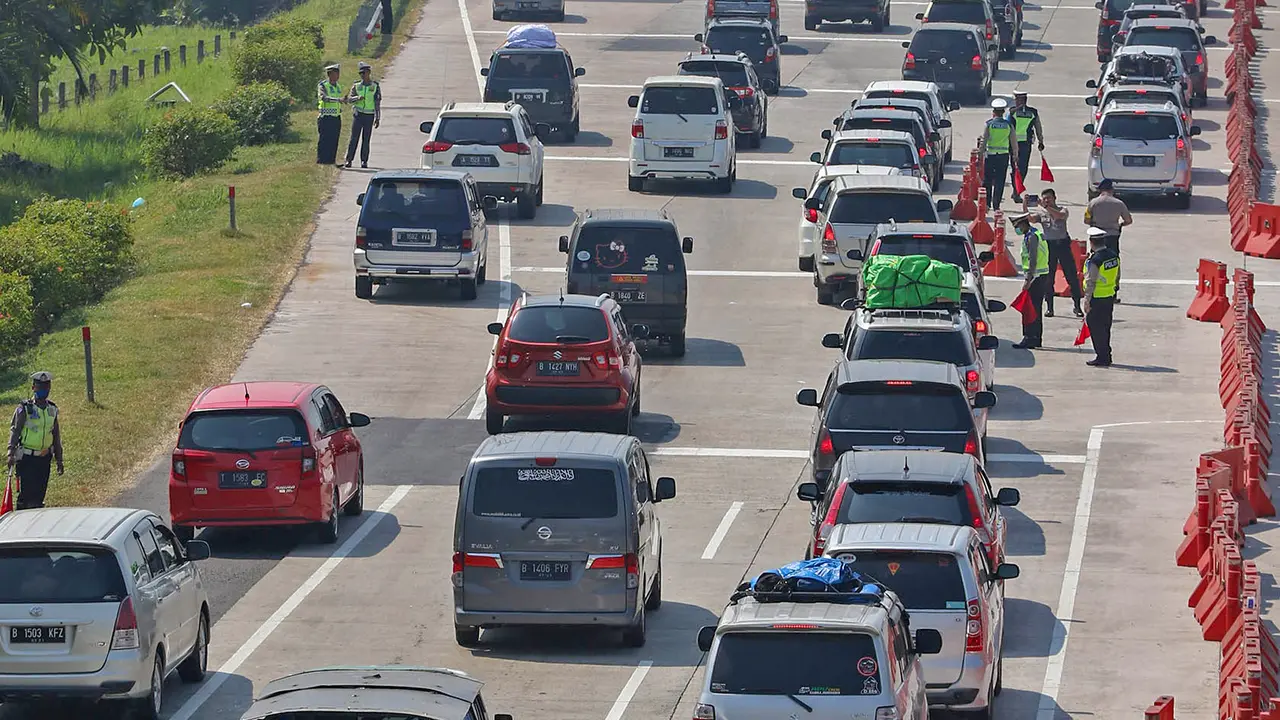 H-4 Lebaran, Pemudik Memadati Ruas Jalan Tol Cikopo Palimanan