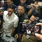 Wakil Gubernur DKI Jakarta Sandiaga Uno menjawab pertanyaan wartawan saat tiba di Polda Metro Jaya, Jakarta, Selasa (30/1). Sebelumnya, Sandi juga pernah diperiksa terkait jual beli tanah dengan tersangka Andreas Tjahjadi. (Liputan6.com/Immanuel Antonius)