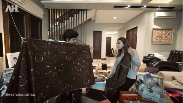 Bukan Kado Jokowi, Hadiah Buku dari Fans yang Bikin Atta Halilintar dan Aurel Hermansyah Heboh